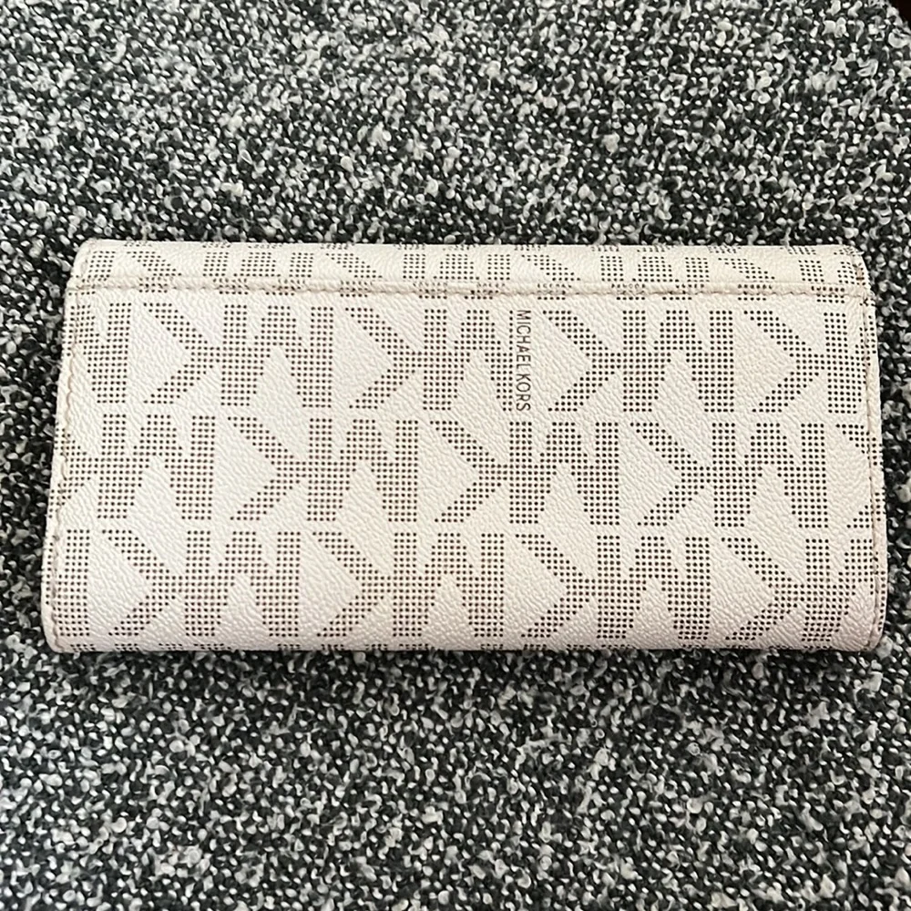 Michael Kors wallet - Picture 2 of 12